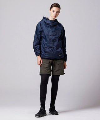 ダークネイビー×ブラック（表側）／モデル身長 169cm／着用サイズ XS