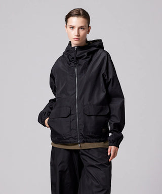 ブラック（表側）／モデル身長 169cm／着用サイズ XS