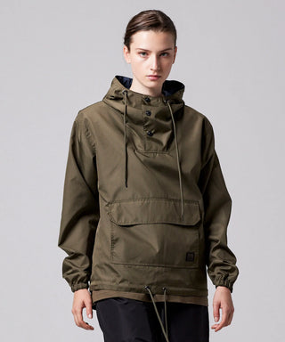 ダークオリーブ（表側）／モデル身長 169cm／着用サイズ XS