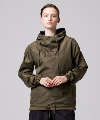 ダークオリーブ（表側）／モデル身長 169cm／着用サイズ XS