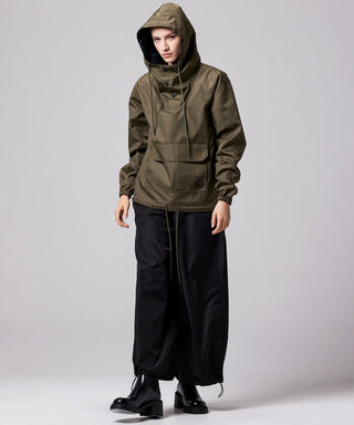 ダークオリーブ（表側）／モデル身長 169cm／着用サイズ XS