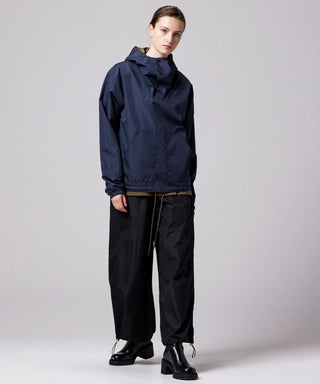 ダークオリーブ（裏側）／モデル身長 169cm／着用サイズ XS