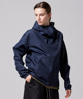 ダークオリーブ（裏側）／モデル身長 169cm／着用サイズ XS