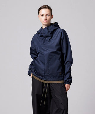 ダークオリーブ（裏側）／モデル身長 169cm／着用サイズ XS