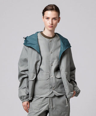 ダークセージグリーン（表側）／モデル身長 169cm／着用サイズ XS