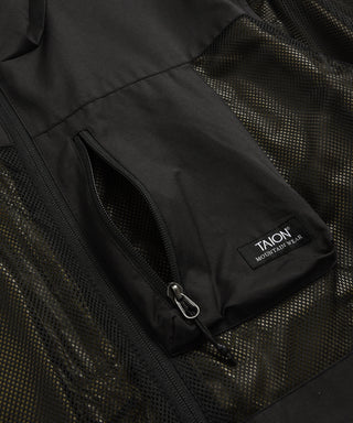 表側：左胸にジップポケット