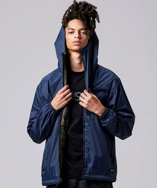 ダークオリーブ×ダークネイビー（裏側）／モデル身長 181cm／着用サイズ L