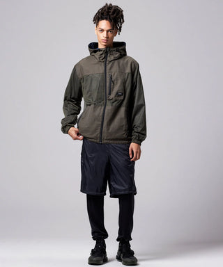 ダークオリーブ×ダークネイビー（表側）／モデル身長 181cm／着用サイズ L