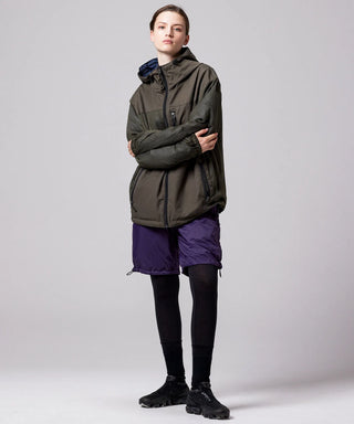 ダークオリーブ×ダークネイビー（表側）／モデル身長 169cm／着用サイズ XS