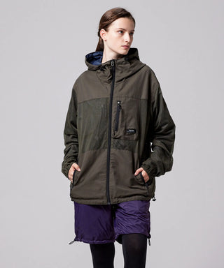 ダークオリーブ×ダークネイビー（表側）／モデル身長 169cm／着用サイズ XS