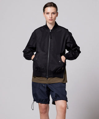 ブラック（表側）／モデル身長 169cm／着用サイズ XS