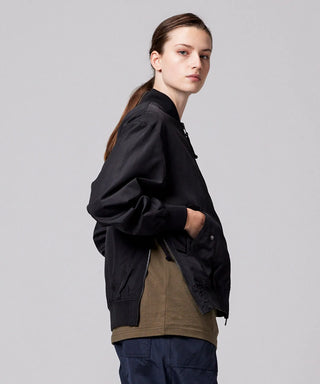 ブラック（表側）／モデル身長 169cm／着用サイズ XS