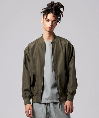 ダークオリーブ（表側）／モデル身長 181cm／着用サイズ L