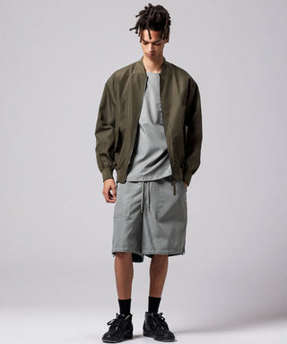 ダークオリーブ（表側）／モデル身長 181cm／着用サイズ L