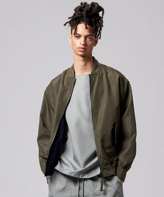 ダークオリーブ（表側）／モデル身長 181cm／着用サイズ L