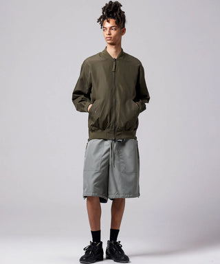 ダークオリーブ（表側）／モデル身長 181cm／着用サイズ L