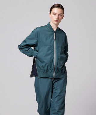 ダークセージグリーン（裏側）／モデル身長 169cm／着用サイズ XS