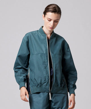 ダークセージグリーン（裏側）／モデル身長 169cm／着用サイズ XS