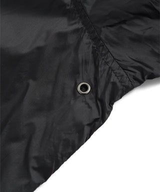 表側：脇下にはハトメ仕様（通気孔）