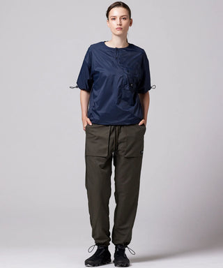 ブラック×オリーブ（裏側）／モデル身長 169cm／着用サイズ XS