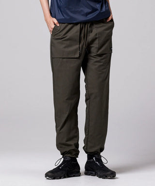 ブラック×オリーブ（裏側）／モデル身長 169cm／着用サイズ XS