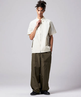 ダークオリーブ（表側）／モデル身長 181cm／着用サイズ L