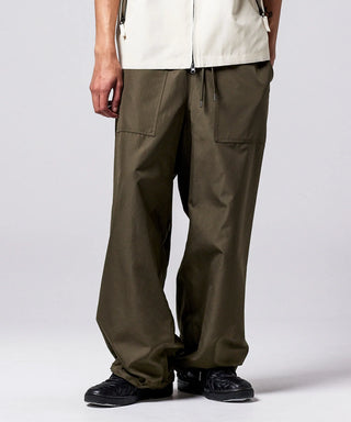 ダークオリーブ（表側）／モデル身長 181cm／着用サイズ L