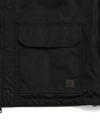 裏側：左右腰にフラップ付きパッチポケット