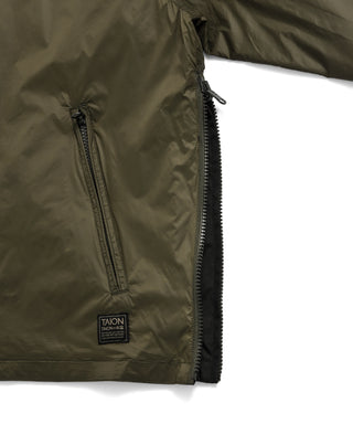 表側：左右脇にジップスリット（開けた状態）