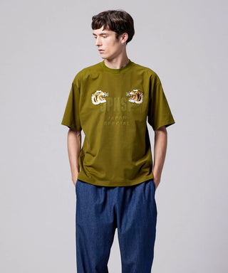 オリーブ(スカジャントラ刺繍)／モデル身長 178cm／着用サイズ L