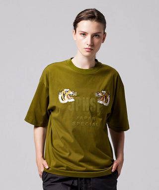 オリーブ(スカジャントラ刺繍)／モデル身長 169cm／着用サイズ XS