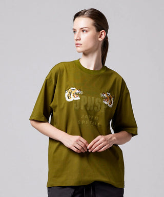 オリーブ(スカジャントラ刺繍)／モデル身長 169cm／着用サイズ XS