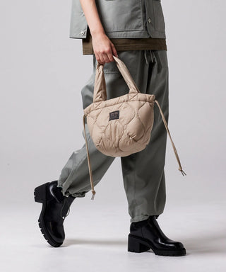 グレーベージュ