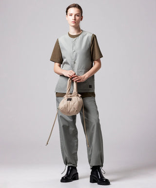 グレーベージュ