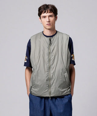 オフホワイト×セージ（裏側）／モデル身長 178cm／着用サイズ L