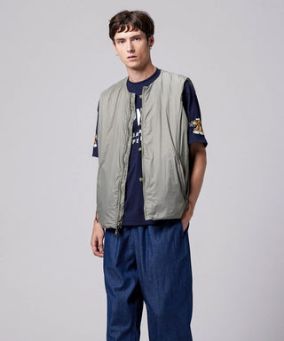 オフホワイト×セージ（裏側）／モデル身長 178cm／着用サイズ L