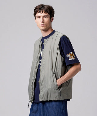 オフホワイト×セージ（裏側）／モデル身長 178cm／着用サイズ L