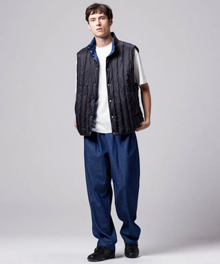 インディゴデニム×ブラック（裏側）／モデル身長 178cm／着用サイズ L