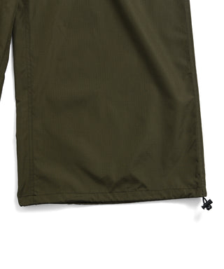 左右裾：アジャスター（裾幅を調整）