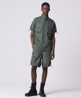 オリーブ／モデル身長 182cm／着用サイズ L