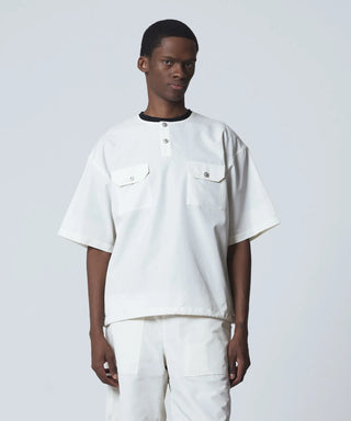 オフホワイト／モデル身長 182cm／着用サイズ L