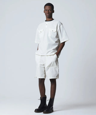 オフホワイト／モデル身長 182cm／着用サイズ L