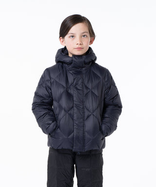 ダークネイビー／モデル身長 132cm／着用サイズ 140