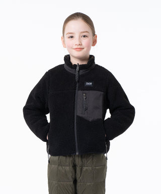 ブラック×ブラック（ボア面）／モデル身長 135cm／着用サイズ 140