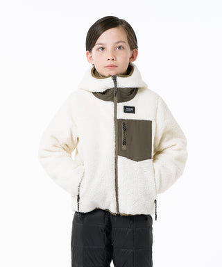オリーブ×アイボリー／モデル身長 132cm／着用サイズ 140