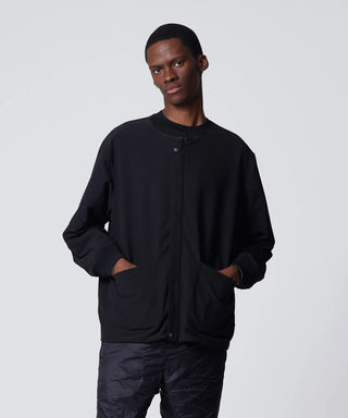 ダークオリーブ×ブラック（裏側）／モデル身長 182cm／着用サイズ L