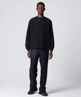 ダークオリーブ×ブラック（裏側）／モデル身長 182cm／着用サイズ L