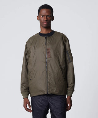 ダークオリーブ×ブラック（表側）／モデル身長 182cm／着用サイズ L