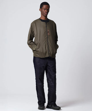 ダークオリーブ×ブラック（表側）／モデル身長 182cm／着用サイズ L