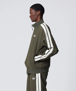 オリーブ×ブラック（表側）／モデル身長 182cm／着用サイズ L